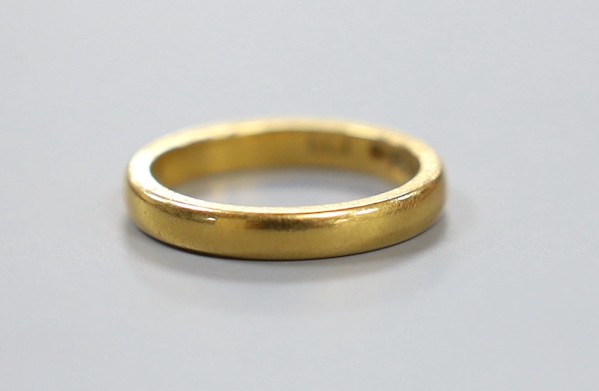 A 22ct gold wedding band, size J, 4.3 grams.